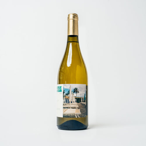 Amabile di Rosa Bianco bottle, close studio shot